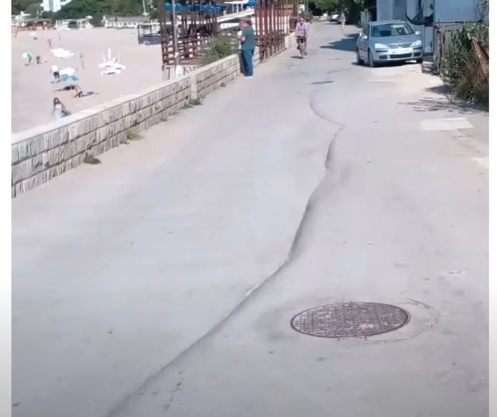 Sutomore pukotina