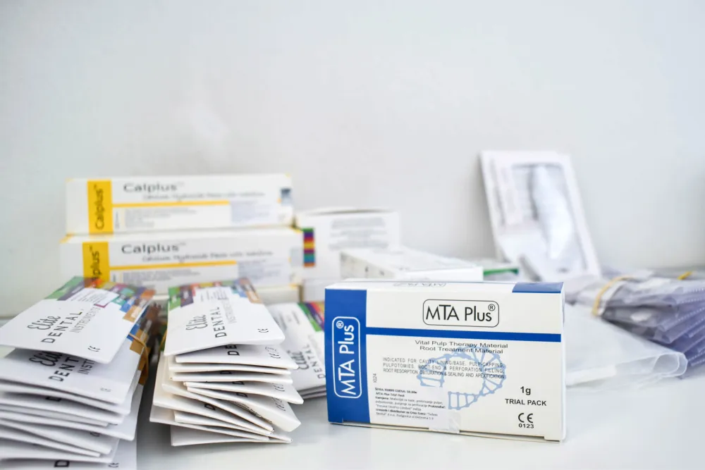 Fondacija &ldquo;Ognjen Rakočević&rdquo; donirala KCCG računar i potro&scaron;ni medicinski materijal