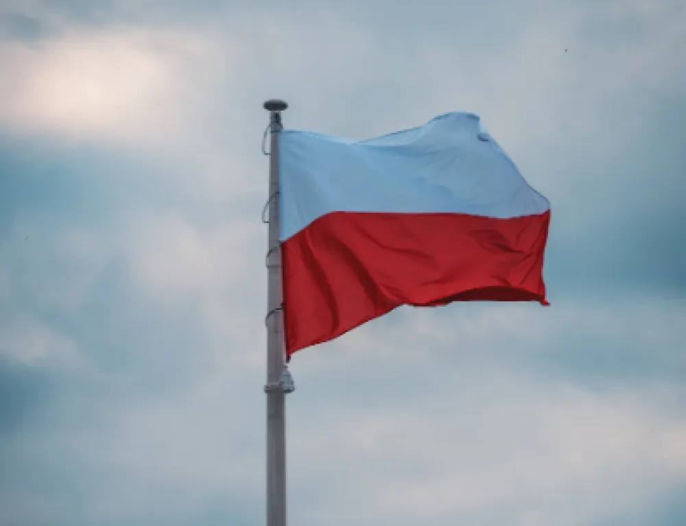 FOTO: Unsplash - Nemesia Production<br>Poljska, zastava