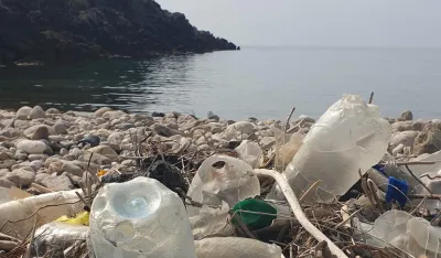 Plastika zatrpala obalu