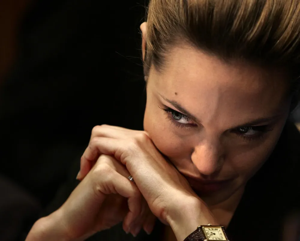 Mesto: Vassington<br>Datum: 08.03.2005<br>Dogadjaj: FILM - ambasador dobre volje UNHCR Andzzelina Dzzoli na konferenciji za novinare u Vassingtonu<br>Licnosti: Angelina Jolie<br>