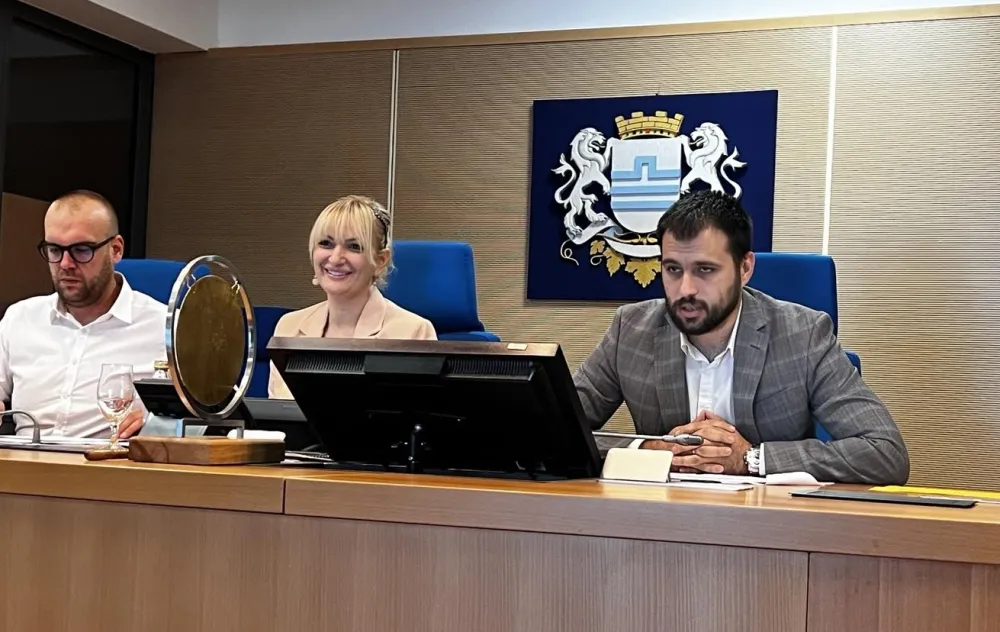 Odbornici preglasali Injac, sami sebi dižu naknade