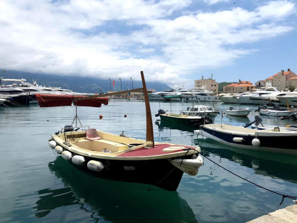 budva barka oblaci