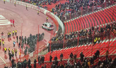(VIDEO) Umalo do&scaron;lo do haosa oko zastave: Navijači lomili stolice