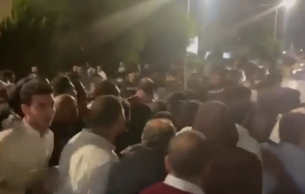 (VIDEO) Jordan: Demonstranti ispred izraelske ambasade nakon eksplozije u bolnici u Gazi