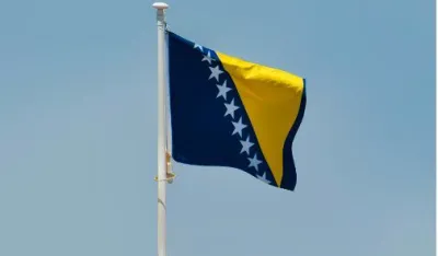 FOTO: Unsplash - aboodi vesakaran<br>Zastava Bosne i Hercegovine