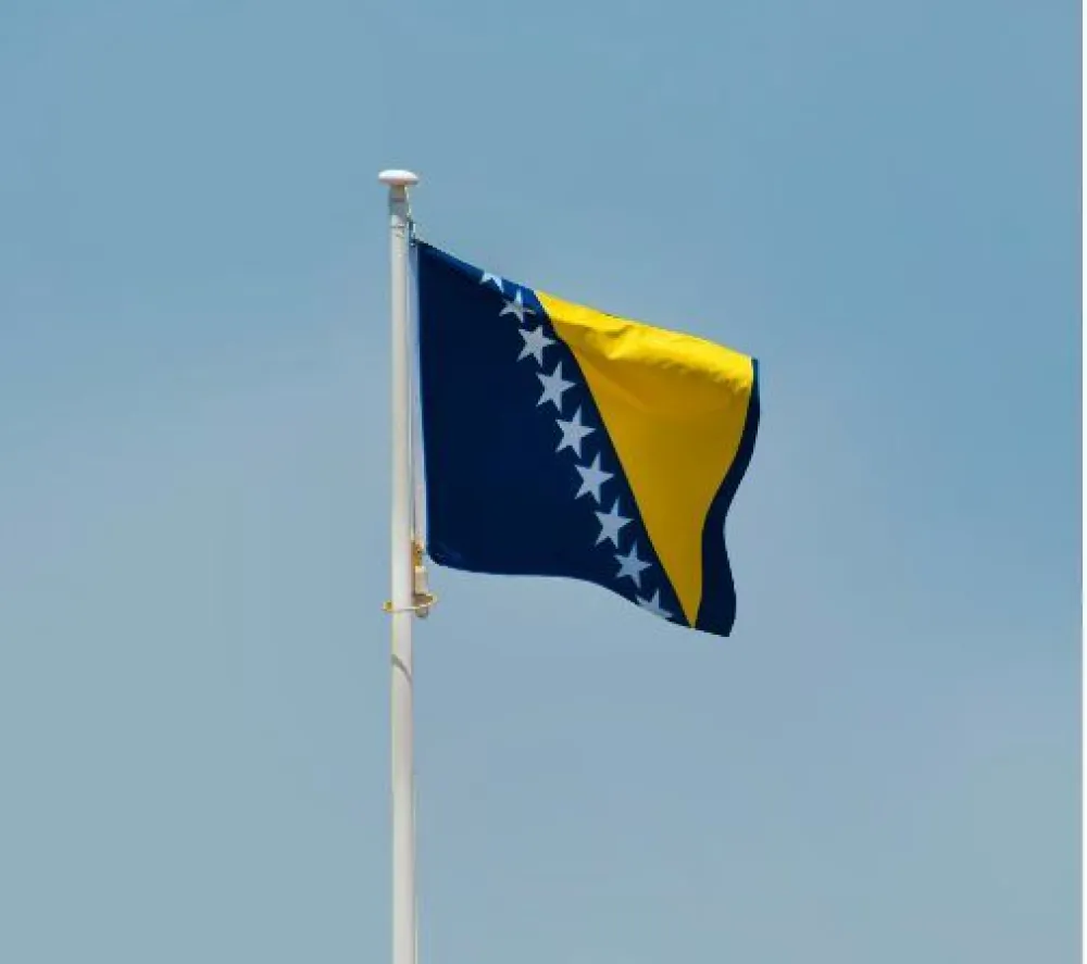 FOTO: Unsplash - aboodi vesakaran<br>Zastava Bosne i Hercegovine