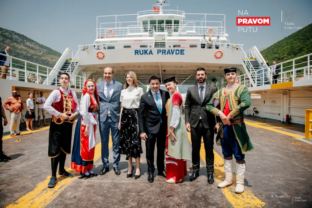 funkcioneri na trajektu `ruka pravde`