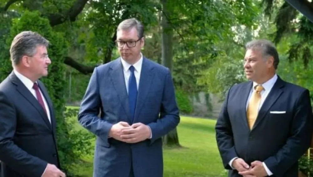 Vučić sa Lajčakom i Eskobarom