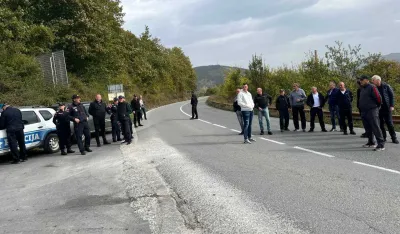 Блокада пута у мјесту Персина станица 