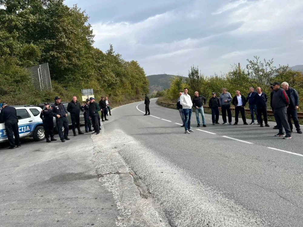 Блокада пута у мјесту Персина станица 