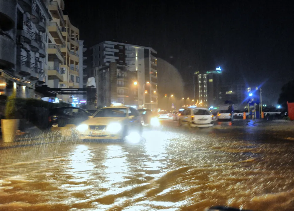 Budva pod vodom: Pada i iz neba i iz zemlje