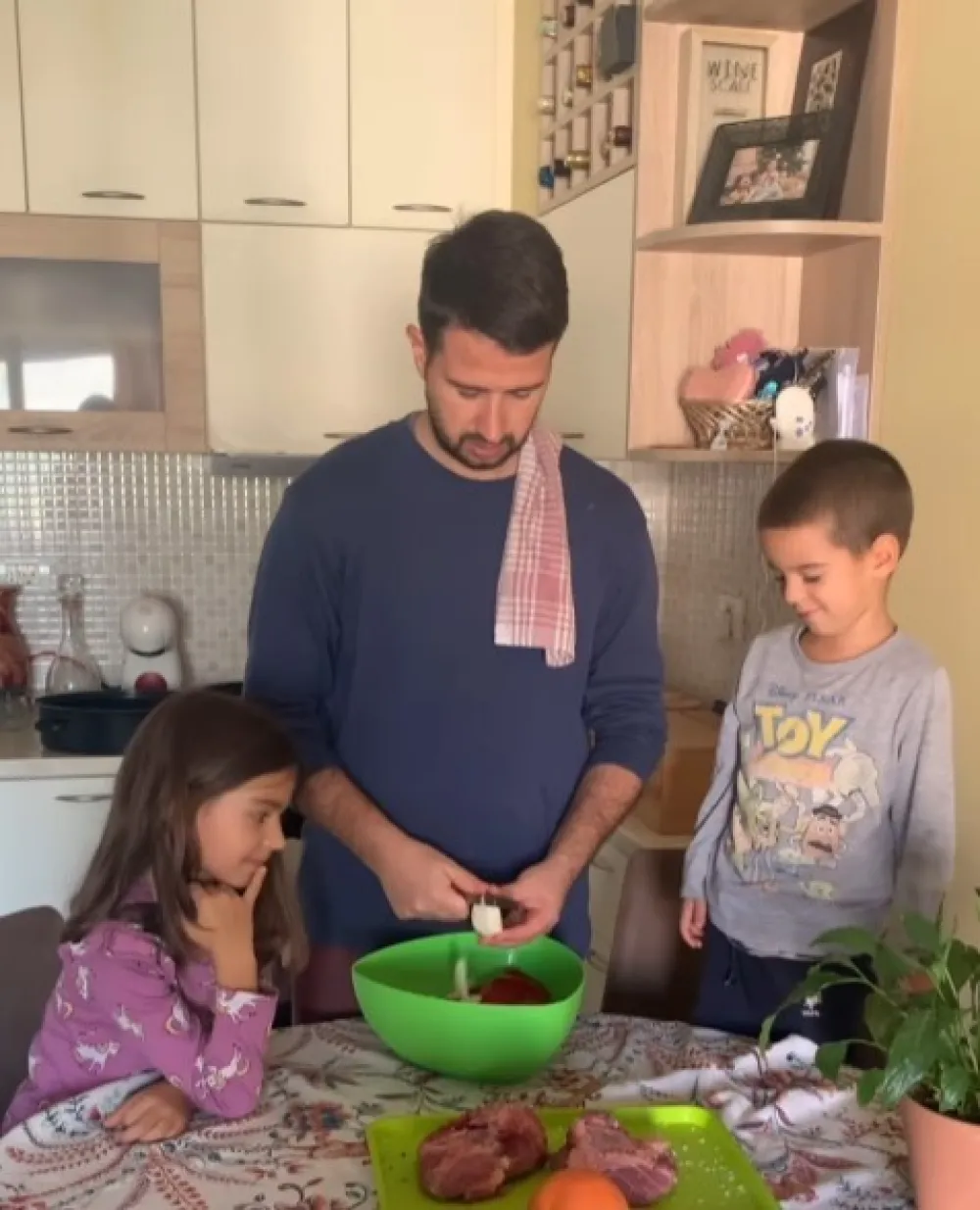 Jakov Milatović sa djecom