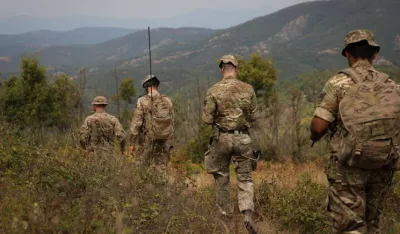 Britanski vojnici iz Kfora patroliraju duž administrativne linije