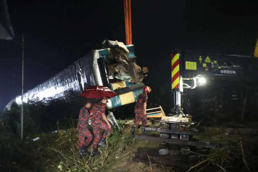 Banglade&scaron;, Teretni voz udario u putnički