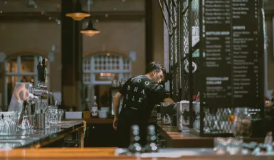 FOTO: Unsplash - Lala Azizli<br>Ugostiteljstvo, konobar, &scaron;anker