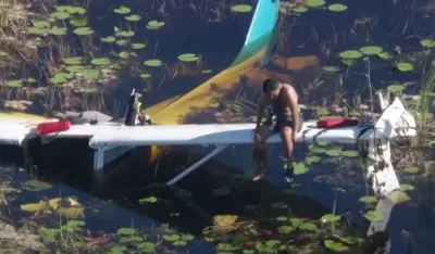 (VIDEO) Avion se sru&scaron;io u močvaru s krokodilima, pilota spasavali helikopterom