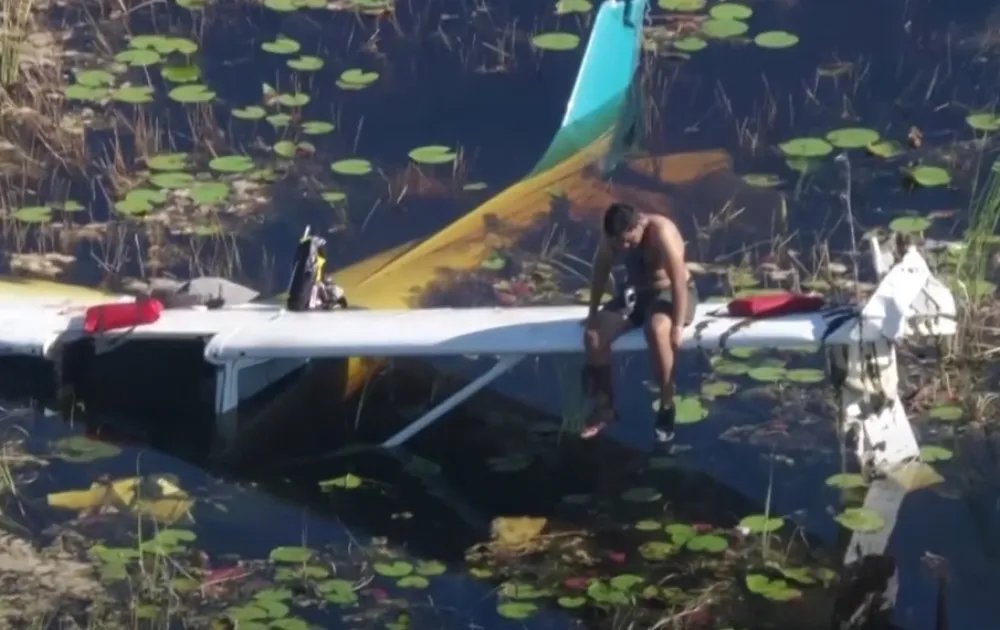 (VIDEO) Avion se sru&scaron;io u močvaru s krokodilima, pilota spasavali helikopterom