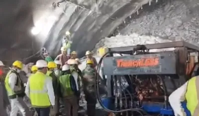 (VIDEO) U Indiji 40 radnika već pet dana zarobljeno u uru&scaron;enom tunelu: Spasioci probili 21 metar puta