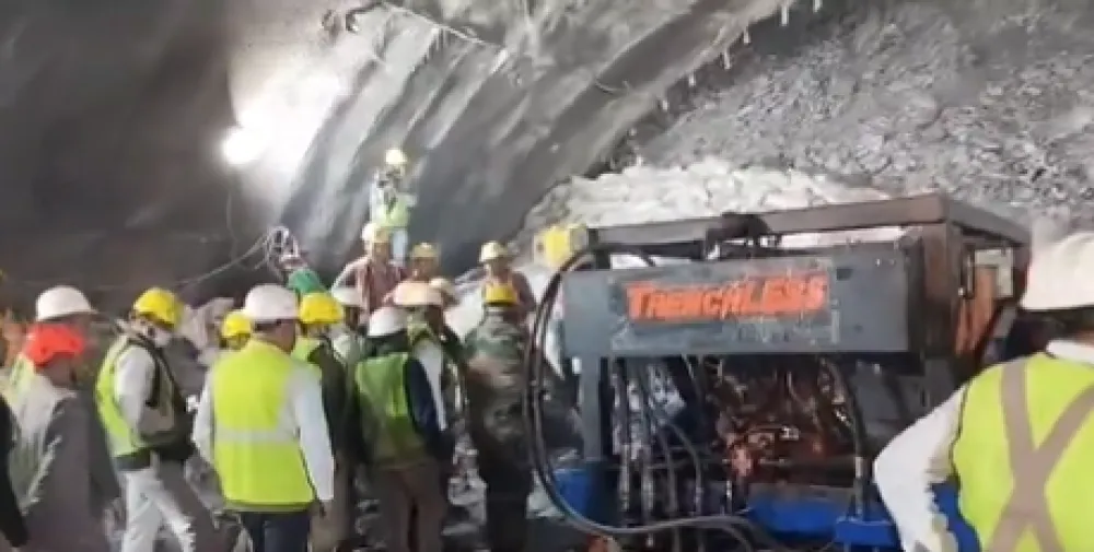 (VIDEO) U Indiji 40 radnika već pet dana zarobljeno u uru&scaron;enom tunelu: Spasioci probili 21 metar puta