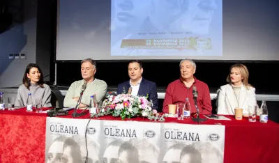 Mametov tekst, Savinova režiјa