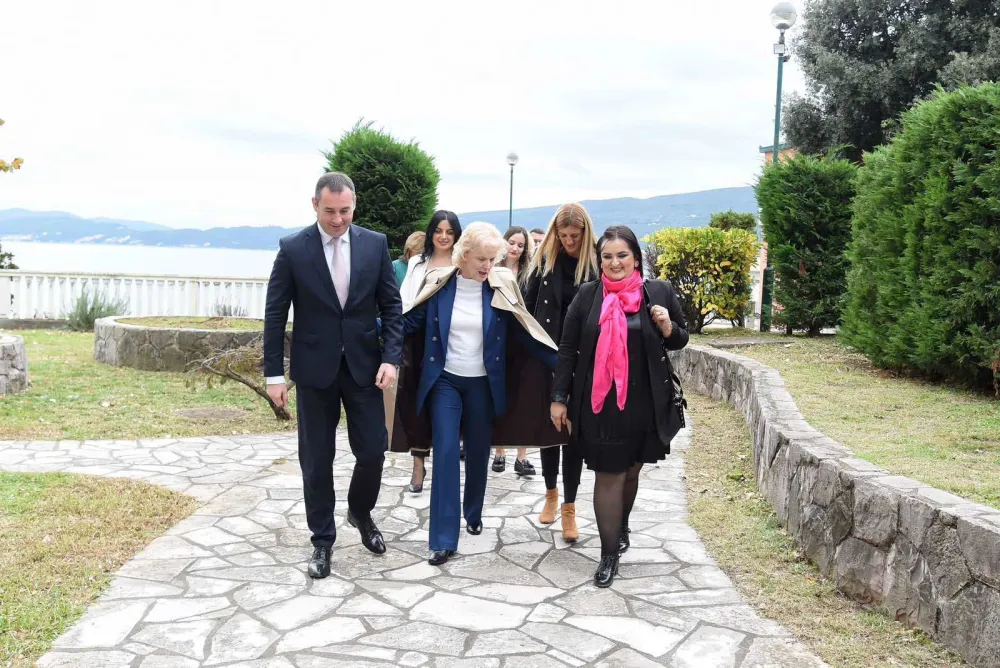 Dragoslav &Scaron;ćekić i&nbsp;Naida Ni&scaron;ić u posjeti Domu Mladost u Bijeloj