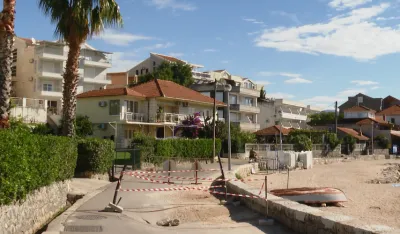 U Đenovićima do&scaron;lo do havariјe na kanalizacionom kolektoru: Fekalne vode opet na saobraćaјnici i u moru