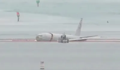 (FOTO/VIDEO) Američki mornarički avion preletio pistu i sletio u zaliv na Havajima