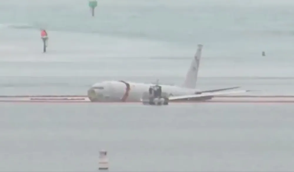 (FOTO/VIDEO) Američki mornarički avion preletio pistu i sletio u zaliv na Havajima