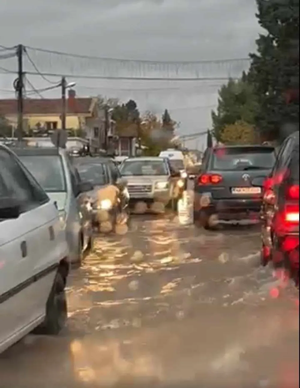 Tuzi, glavna saobraćajnica