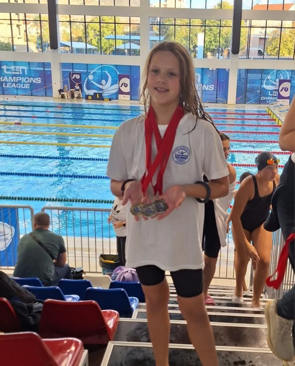 Uspјeh učenice O&Scaron; &bdquo;Vlado Milić&ldquo; na međunarodnom plivačkom takmičenju: Nađi pune ruke medalja