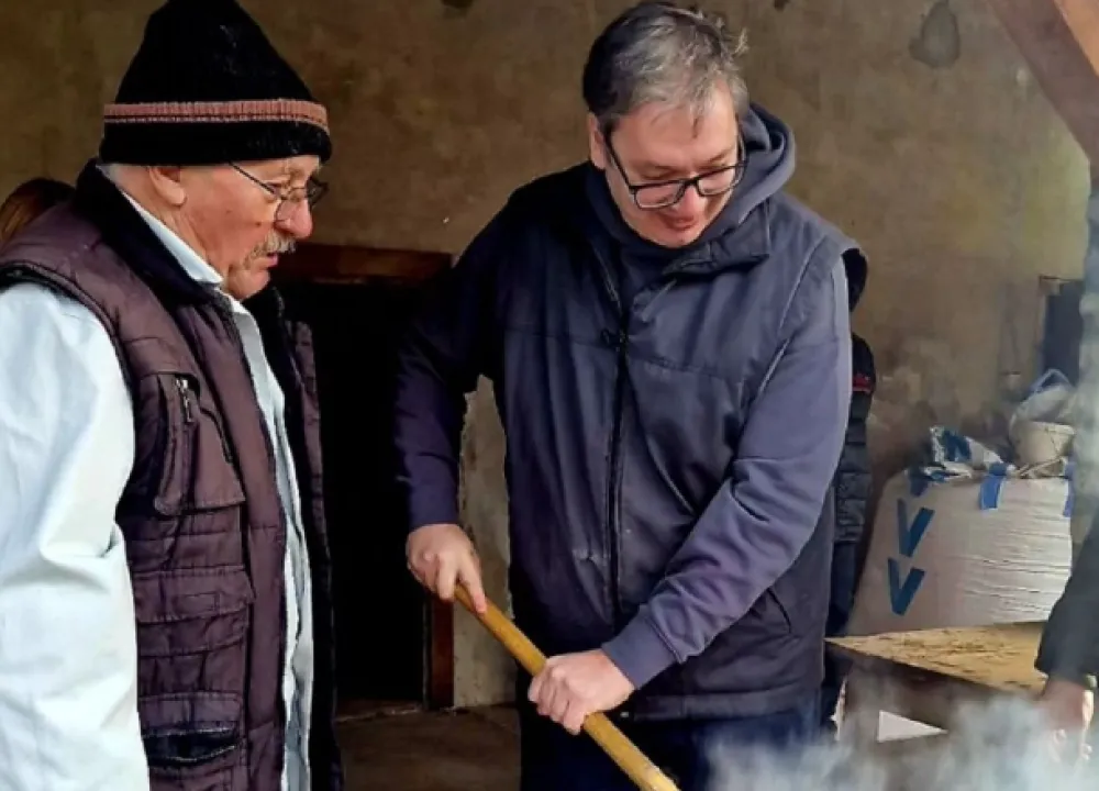 (FOTO) Vučić pomogao u pravljenju ovogodi&scaron;njih čvaraka