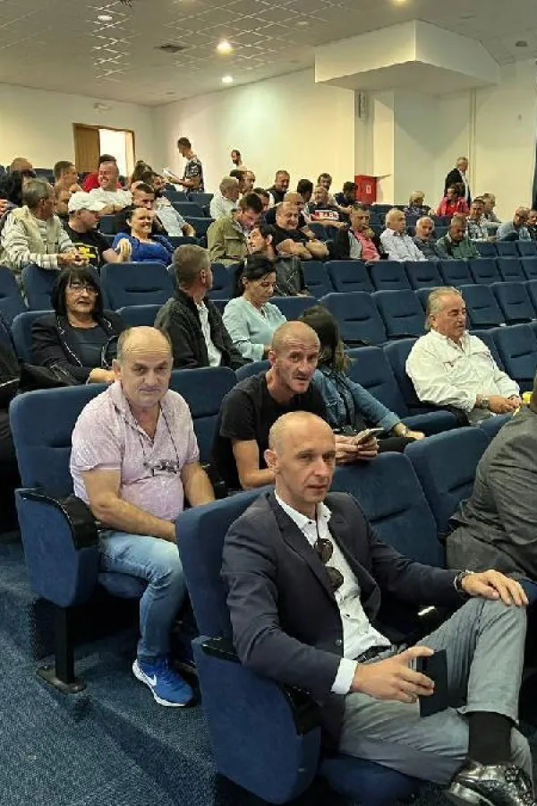 Грађани и одборници на седници СО Андријвица