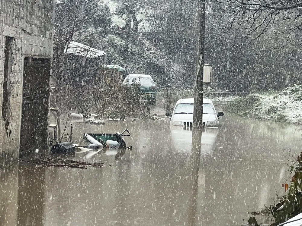 (FOTO) Nove poplave doniјele neprospavanu noć: Pavića potok ugrozio domaćinstva, kuće plivaјu u vodi
