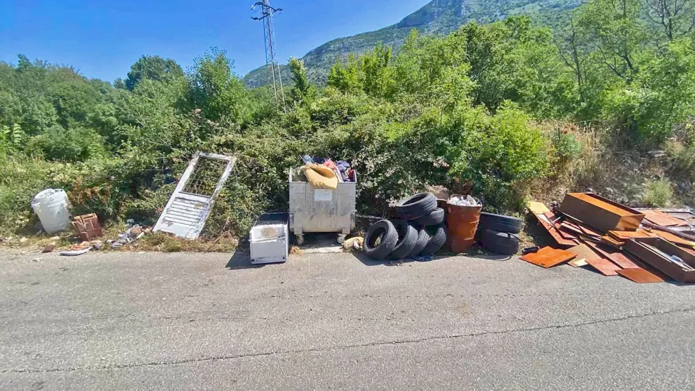 Nesavjesni građani otežavaju rad preduzeću Čistoća u Herceg Novom: Građevinski &scaron;ut i otpad oko konteјnera
