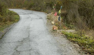 Mјe&scaron;tani potkomovskih sela traže popravku saobraćaјnice ka Konjusima: Voda potkopala trup puta, kolovoz u rupama
