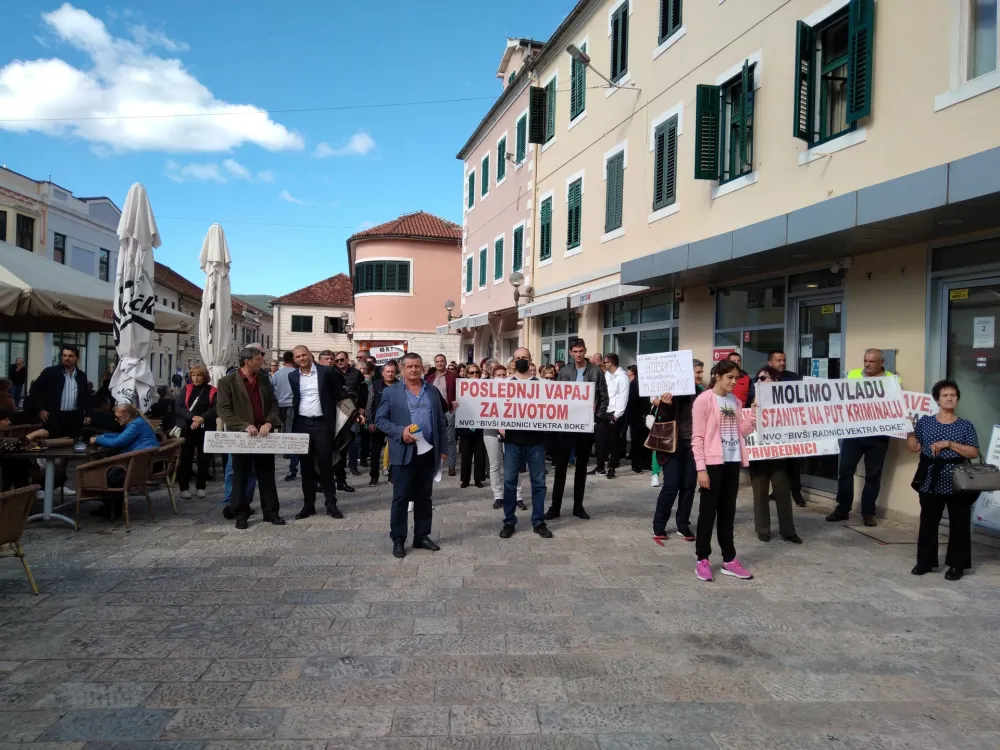 протест бивших радника Вектра Боке на Тргу