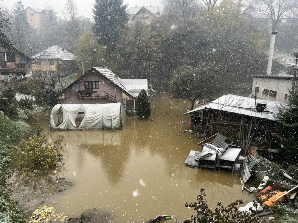 Кућа Кораћа плива у води