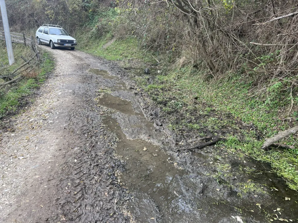 Stanovnici bјelopoljskog sela nezadovoljni: Asfalt do Mioče odavno propao, sanaciјe nema ni u naјavama