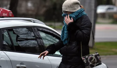 maske maska korona kovid kovid19 vjetar zima nevrijeme klima podgorica ulica grad vjetar