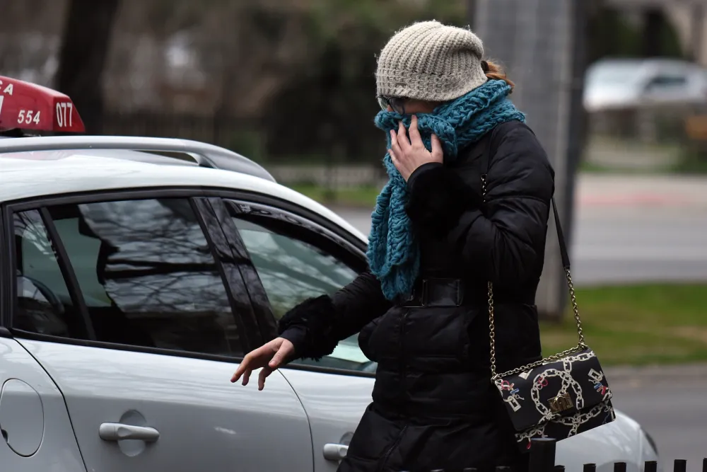 maske maska korona kovid kovid19 vjetar zima nevrijeme klima podgorica ulica grad vjetar