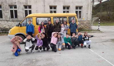 Privremeno rije&scaron;en problem učenika O&Scaron; &bdquo;Mladost&ldquo;: Kombi za prevoz đaka ustupila &scaron;kola iz Drezge