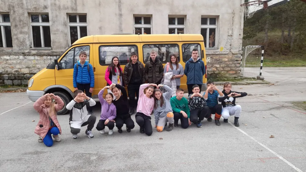 Privremeno rije&scaron;en problem učenika O&Scaron; &bdquo;Mladost&ldquo;: Kombi za prevoz đaka ustupila &scaron;kola iz Drezge