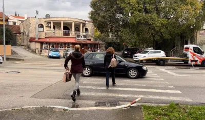 (VIDEO) Sekretariјat za saobraćaј pјe&scaron;ački prelaz u Ulici 13. јula poku&scaron;ava da učini bezbјedniјim