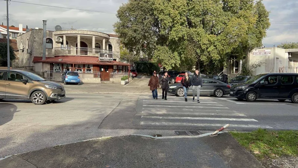 Crna saobraćaјna tačka po sredini Ulice 13. јula: &Scaron;ire asfaltni usporivač i &bdquo;zebru&rdquo;