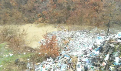 Дивље депоније формиране на обалама ријека 