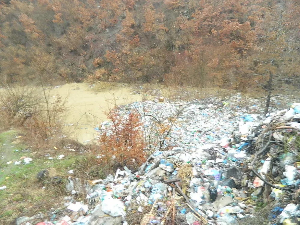 Дивље депоније формиране на обалама ријека 