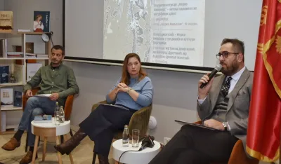 Biti alternativa ili biti u dosluhu s centrom moći