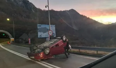 Prevrnut automobil