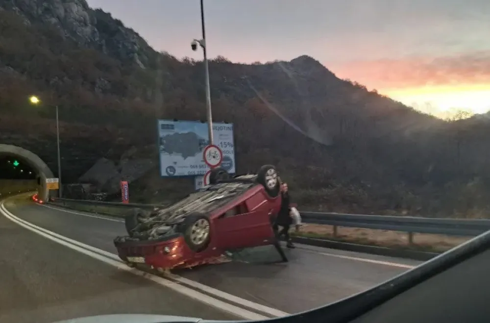 Prevrnut automobil